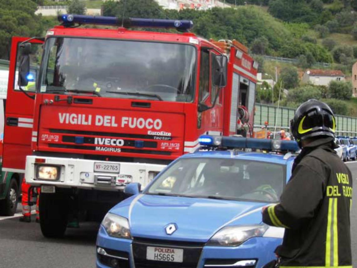 Incidente in autostrada, auto in fiamme