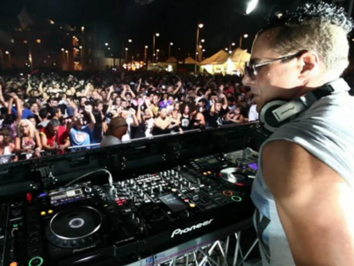 Joe T. Vannelli sale in consolle<br/>per il decimo compleanno del Deniro