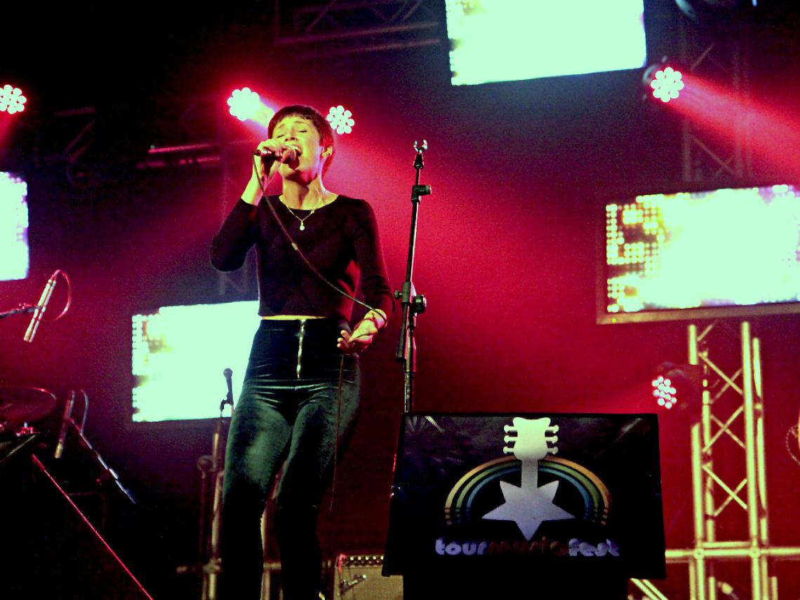 La prima di Popol&eacute; prende<br/>il via con la musica dal vivo