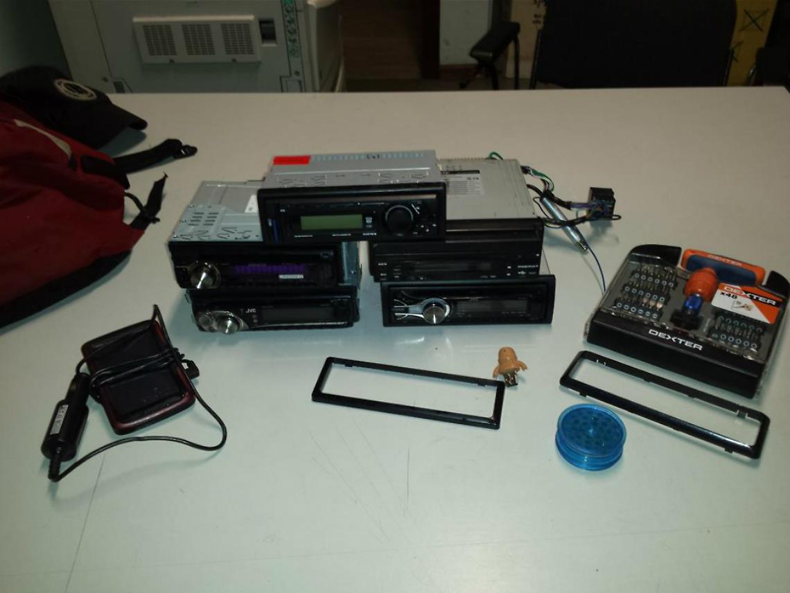 Presi mentre rubavano su auto in sosta