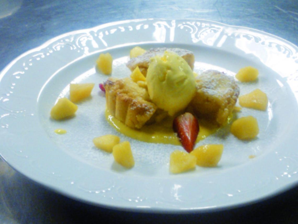 Timballo alle pere con crema alla vaniglia e gelato fior di latte