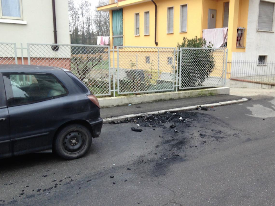 Auto a fuoco nel cuore della notte