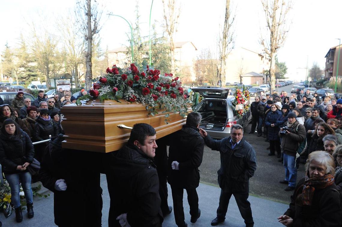 In corso Alba i funerali di Manuel Bacco<br/>Gonfalone di Asti e fiori dai colleghi
