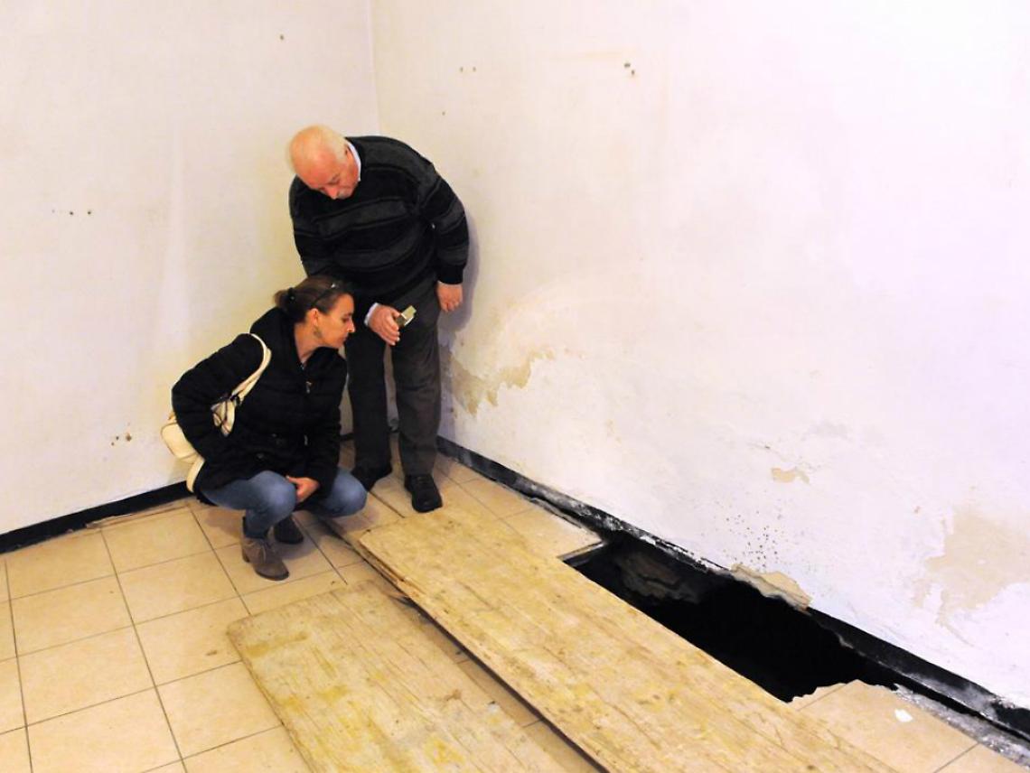 Nel salotto si apre una voragine<br/>Sotto l'abitazione c'era una cantina?
