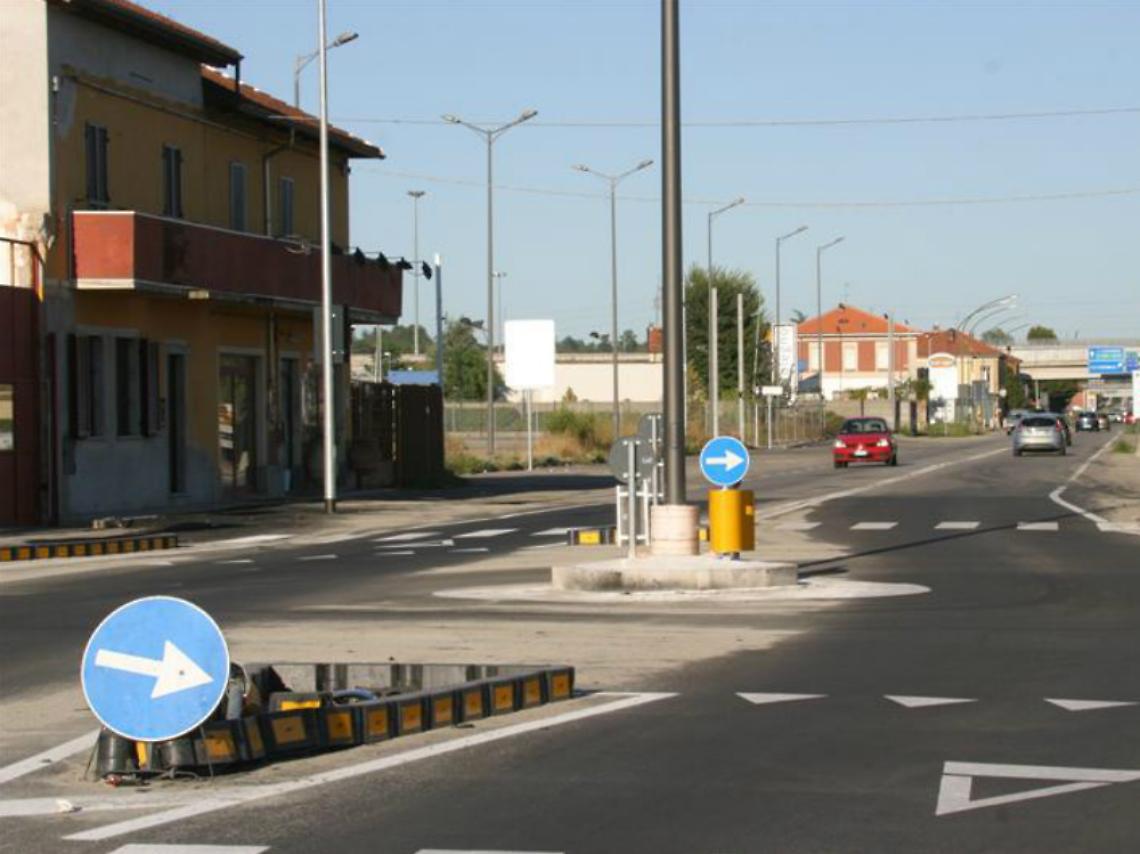 Tredici schianti in poche settimane:<br/>via Guerra, la rotonda degli incidenti