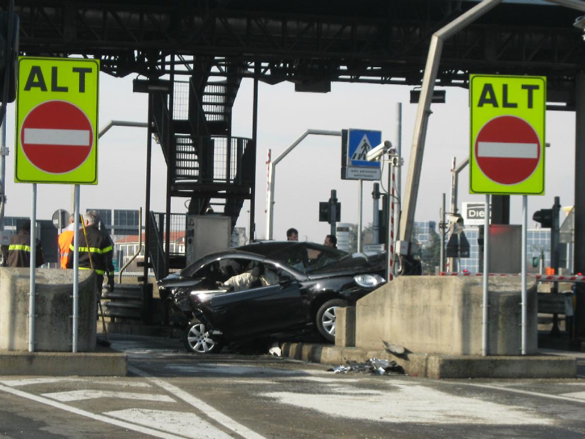 Non frena e si schianta contro le auto<br/>in coda alla barriera di Villanova
