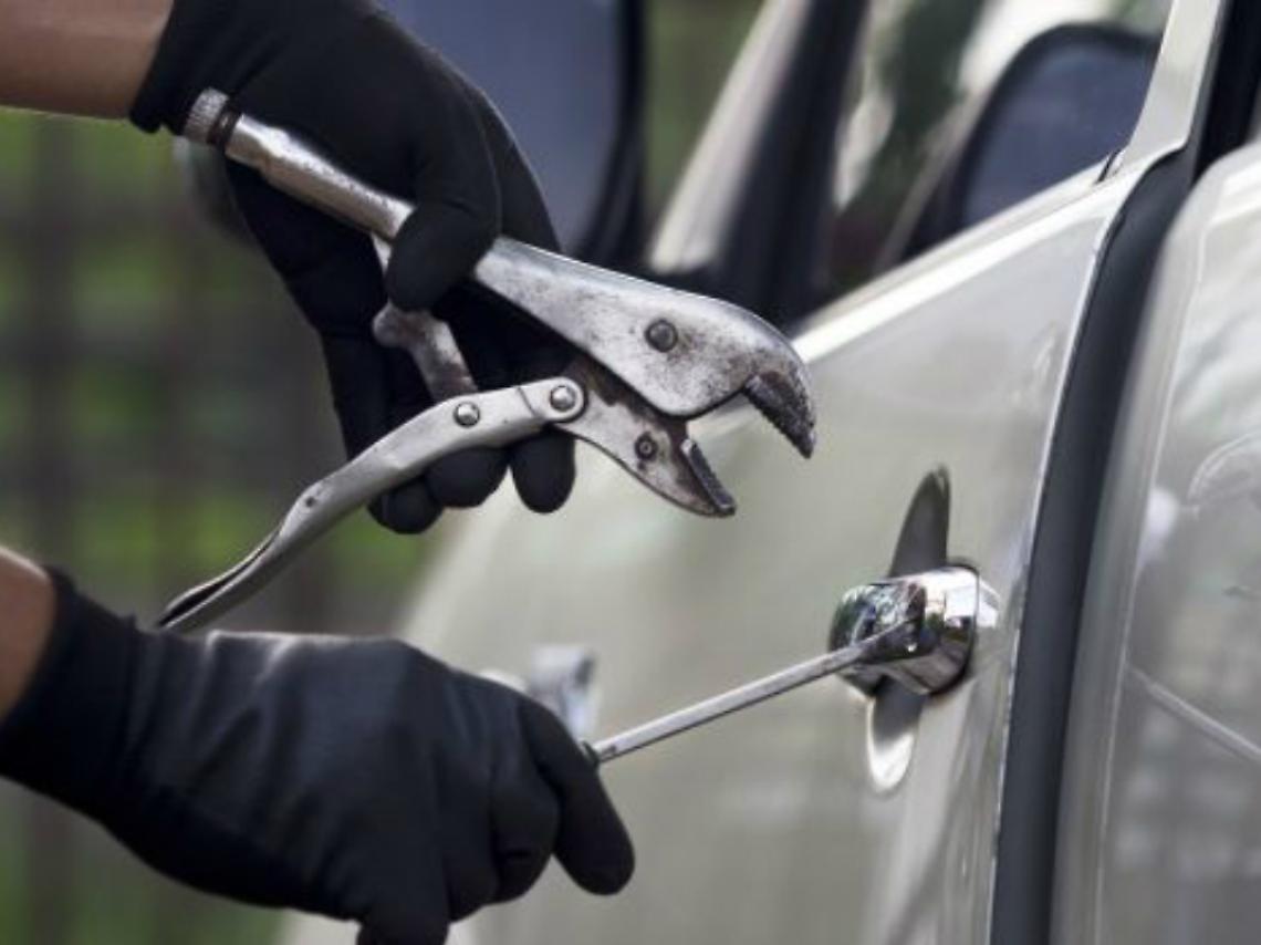 Rubava su un'auto in sosta dopo averne danneggiate quattro, arrestato 26enne