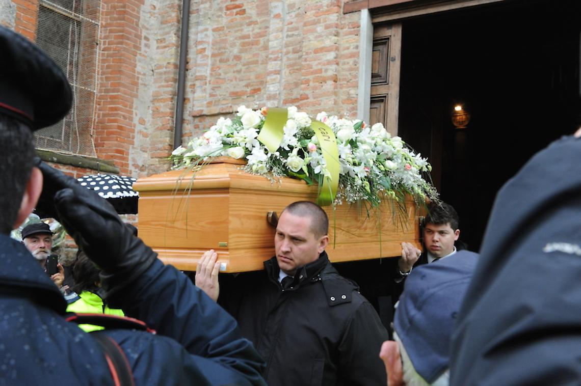 &laquo;Sarai sempre un esempio per noi&raquo;<br/>Il pianto dei figli al funerale di Elena