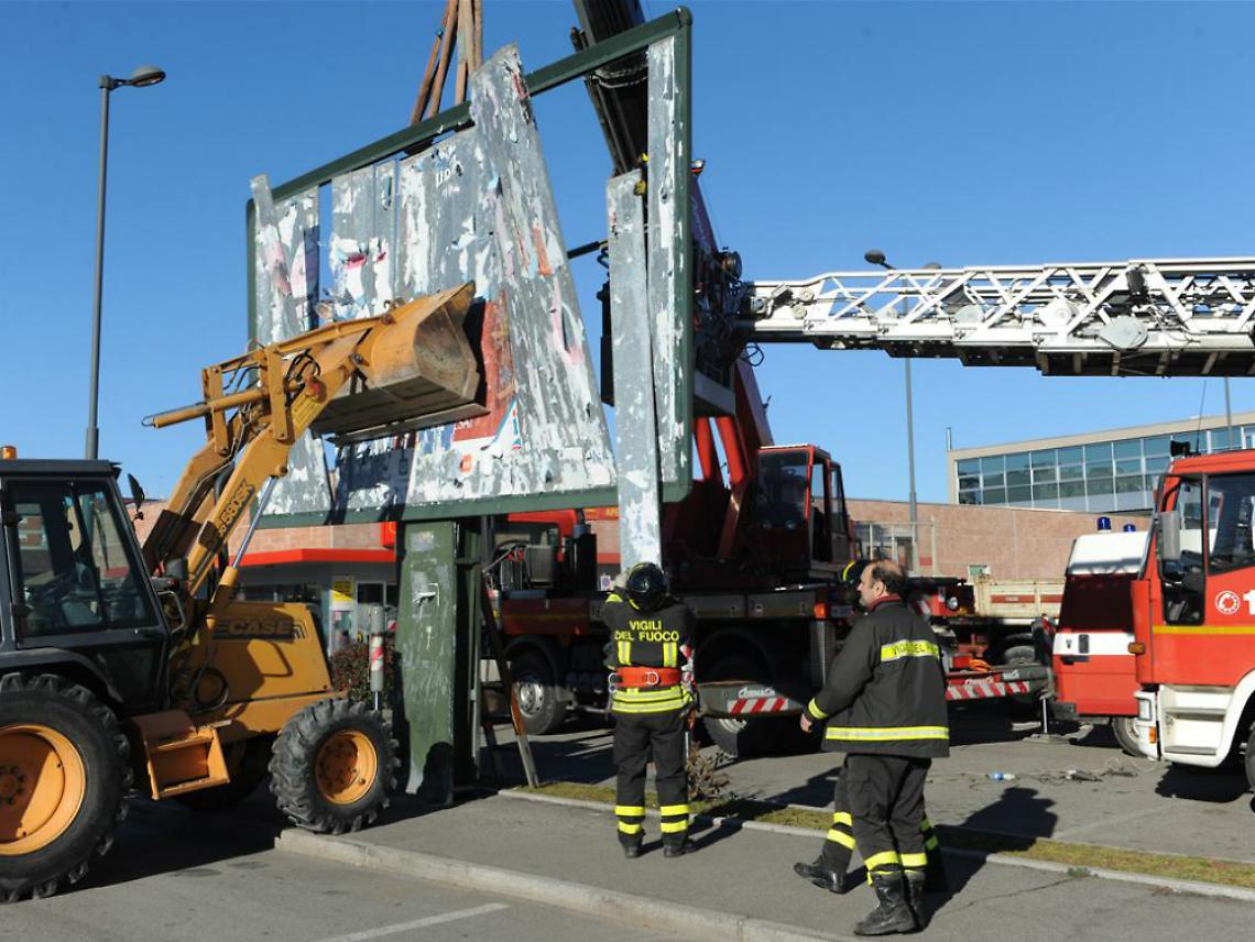 Forte vento sull'Astigiano,<br/>pannello pubblicitario rischia di cadere