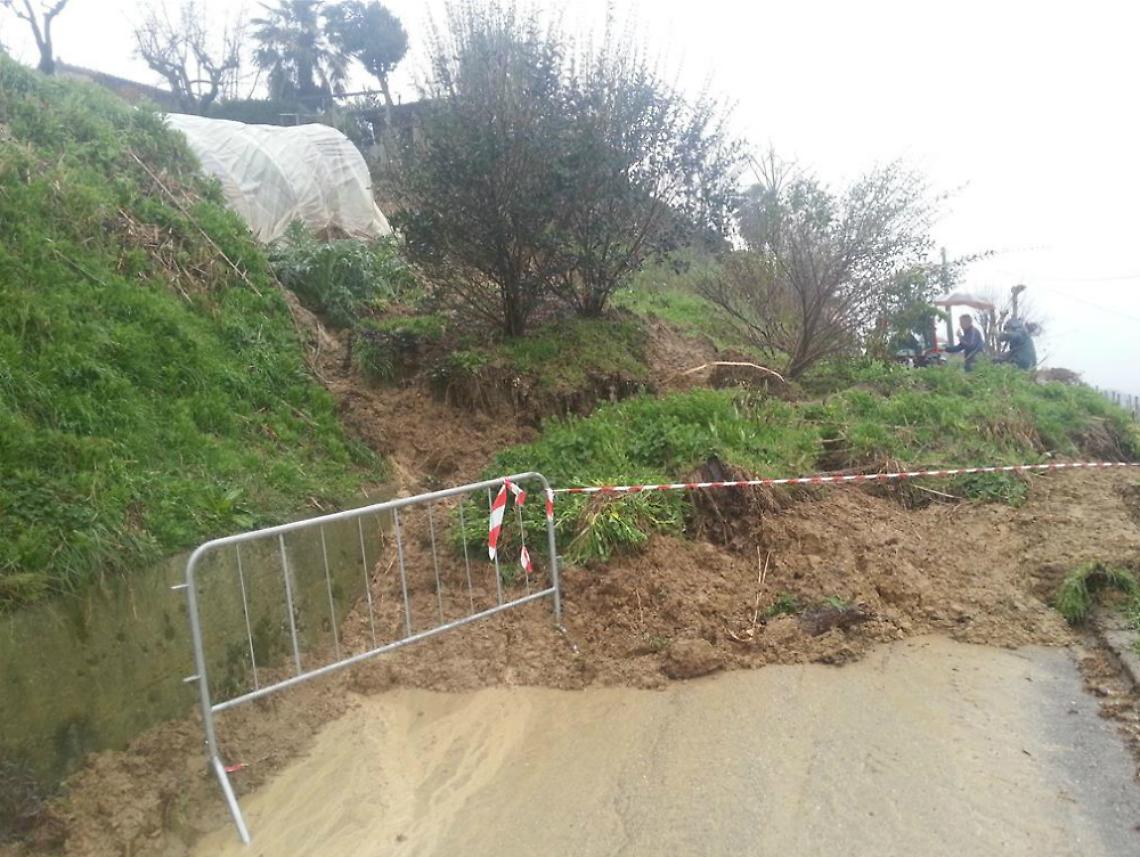 Frane senza fine ad ogni pioggia<br/>Strade chiuse e ruspe al lavoro