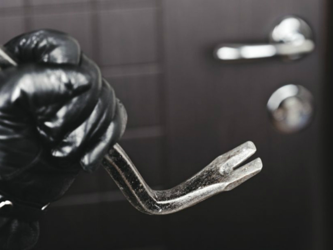 Isola dAsti, se i ladri entrano<br/>in casa passando dal tetto