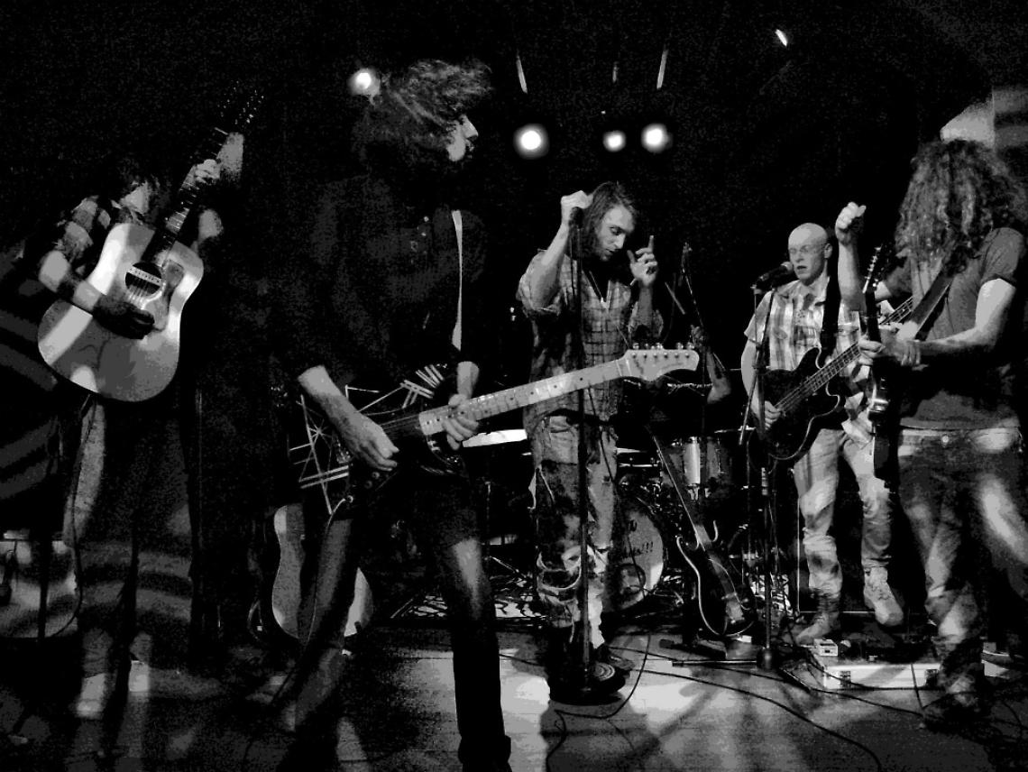 Lakota o Etruria? Un weekend<br/>tra toscani ironici e concerti silenziosi