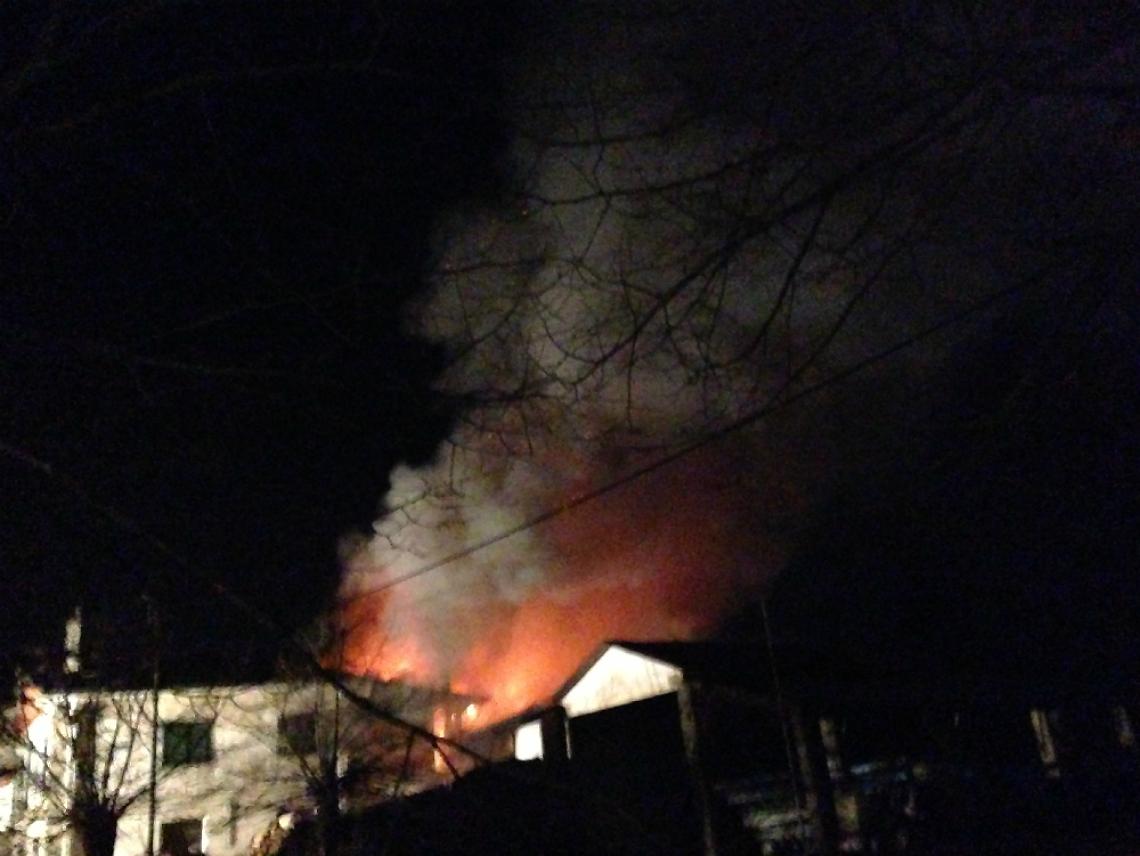 Nizza, in fiamme magazzino di legnami