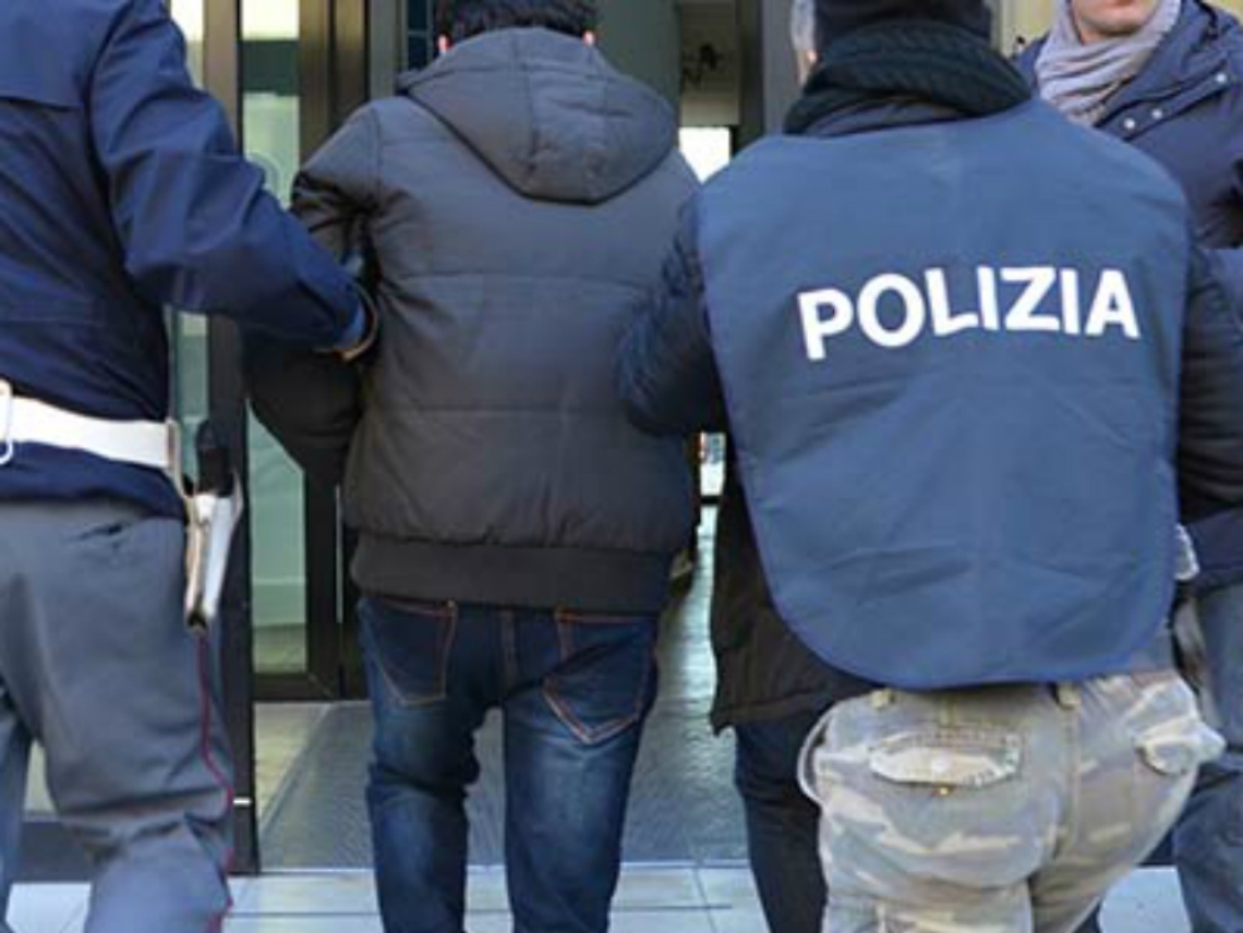 Polizia, due arresti per furto<br/>d'auto dopo un inseguimento