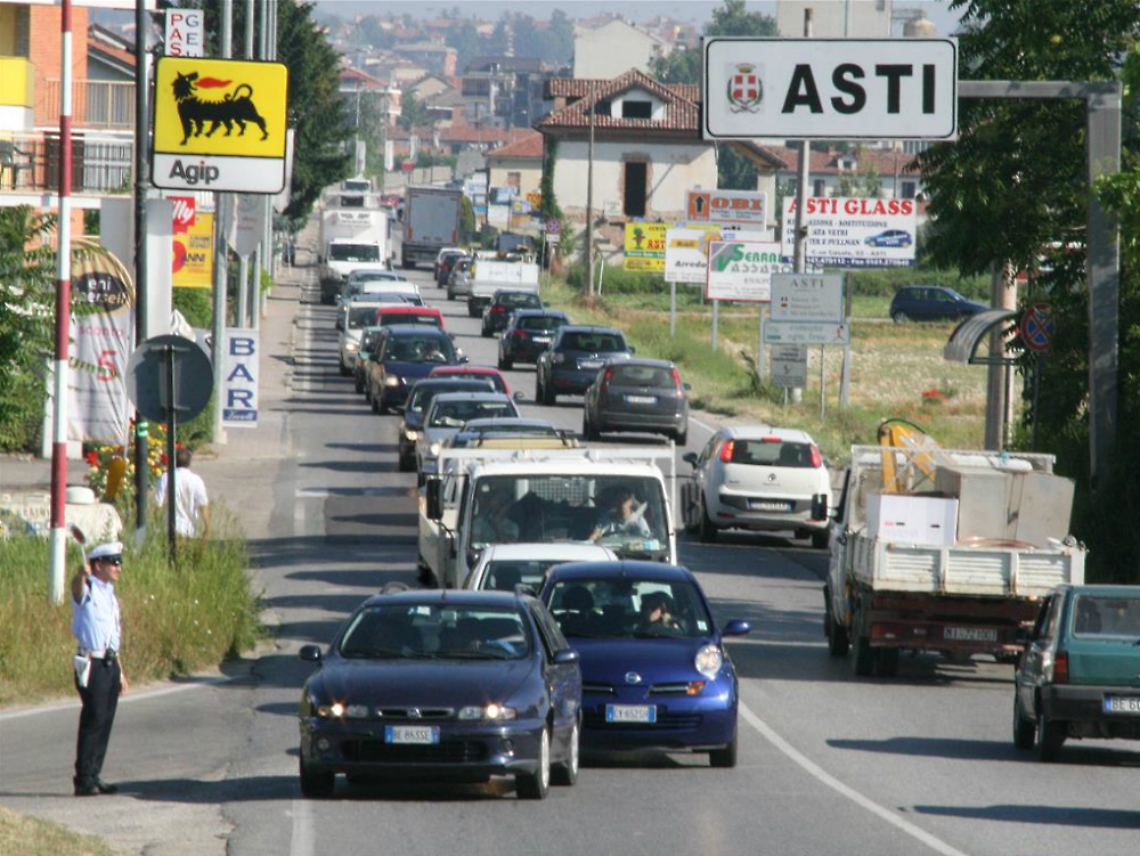 Scontro fra due auto sul ponte del Tanaro