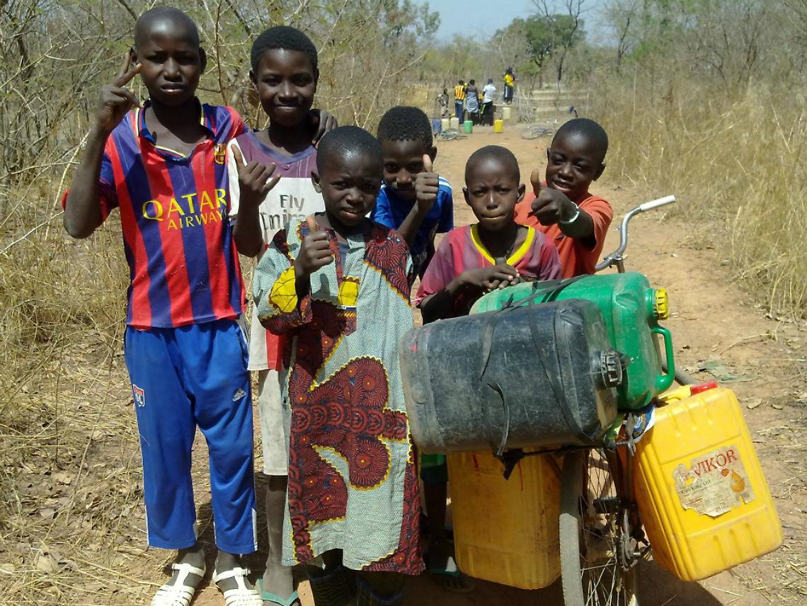 Africa 2.0: n&eacute; acqua n&eacute; luce n&eacute; cibo<br/>ma 5 tacche di campo