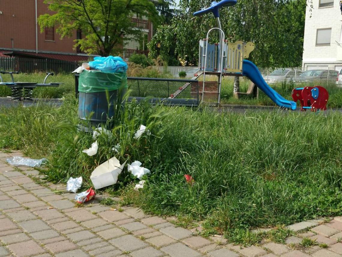 Erba alta e rifuti: i piccoli parchi<br/>"off limits" per i bambini