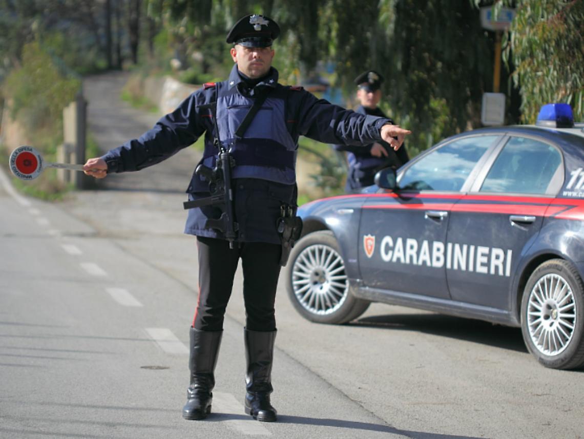Donna ferita sotto il trattore<br/>che si ribalta per dare la precedenza