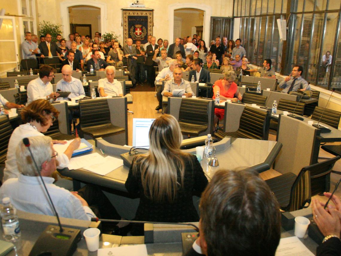 Il Consiglio "aperto" boccia<br/>la nuova Ztl di via Sella