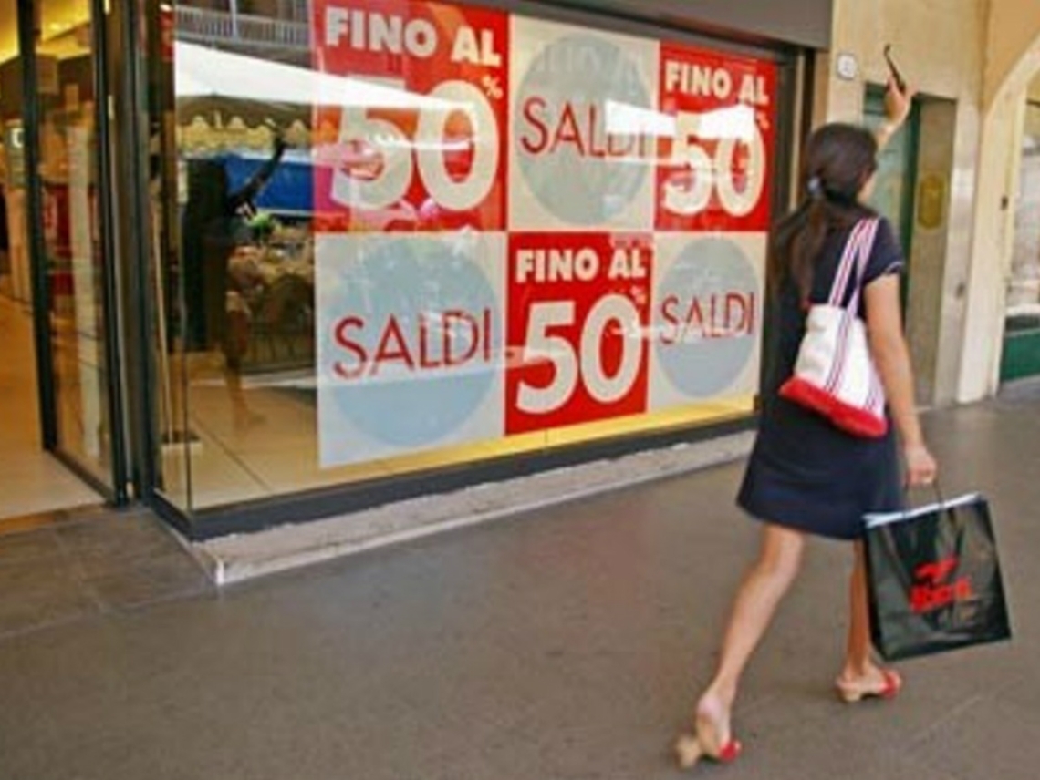 Saldi, sconti alti da subito<br/>per vendere i primi giorni
