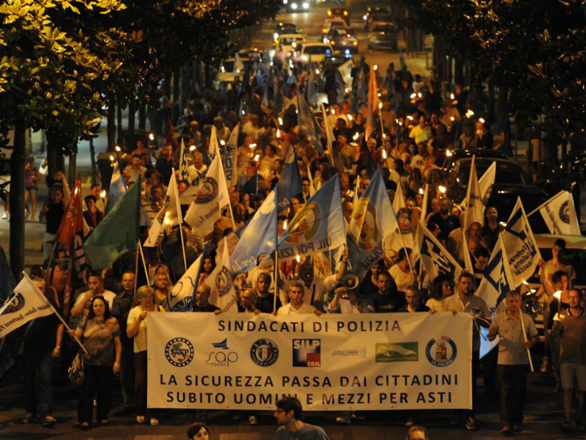 VIDEO - Polizia e cittadini in strada<br/>per chiedere pi&ugrave; uomini e mezzi