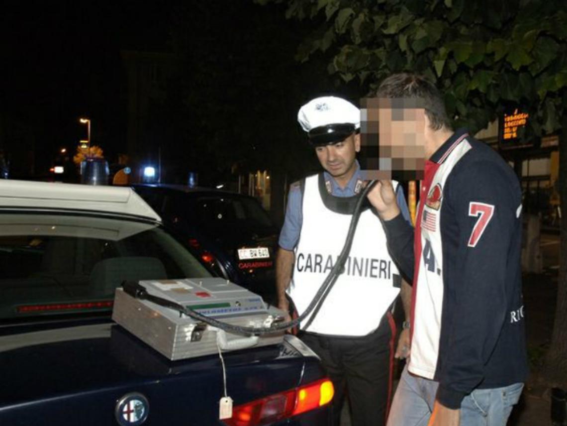 Provoca incidente da solo,<br/>l'etilometro lo inchioda
