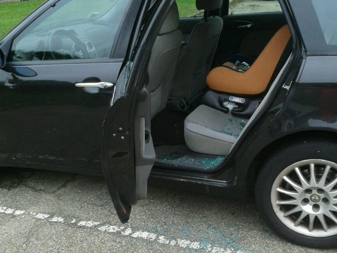 Quattro auto "assaltate" da malviventi<br/>in un parcheggio privato di via Torchio