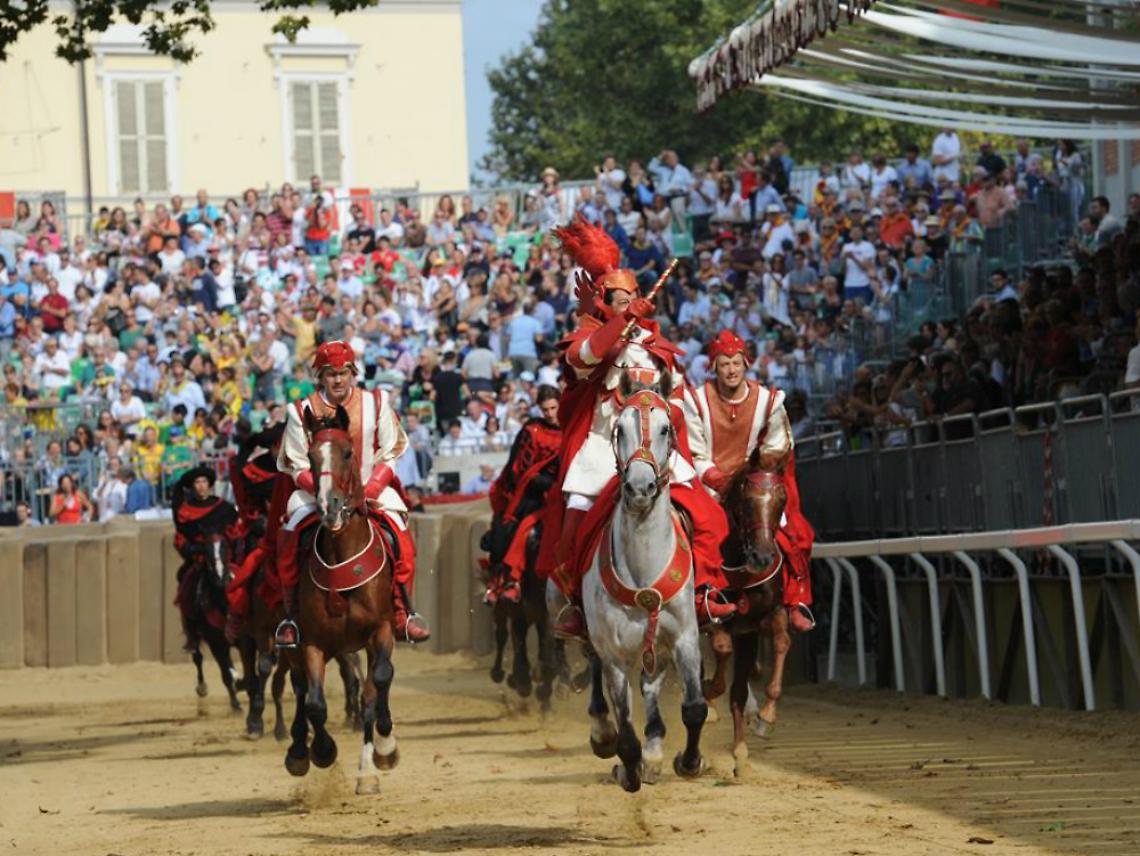 Asti corre il suo Palio, tra i favoriti<br/>San Paolo, la Signora e San Lazzaro