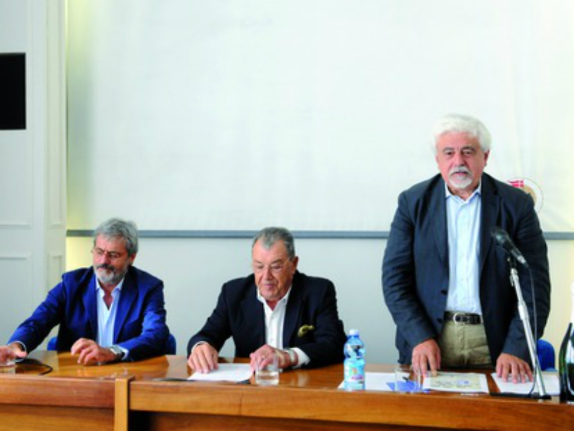 Brindisi con lAsti offerto<br/>ai turisti e a chi va al Palio