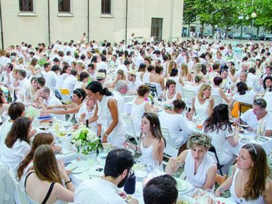 Di bianco vestiti per una cena in piazza