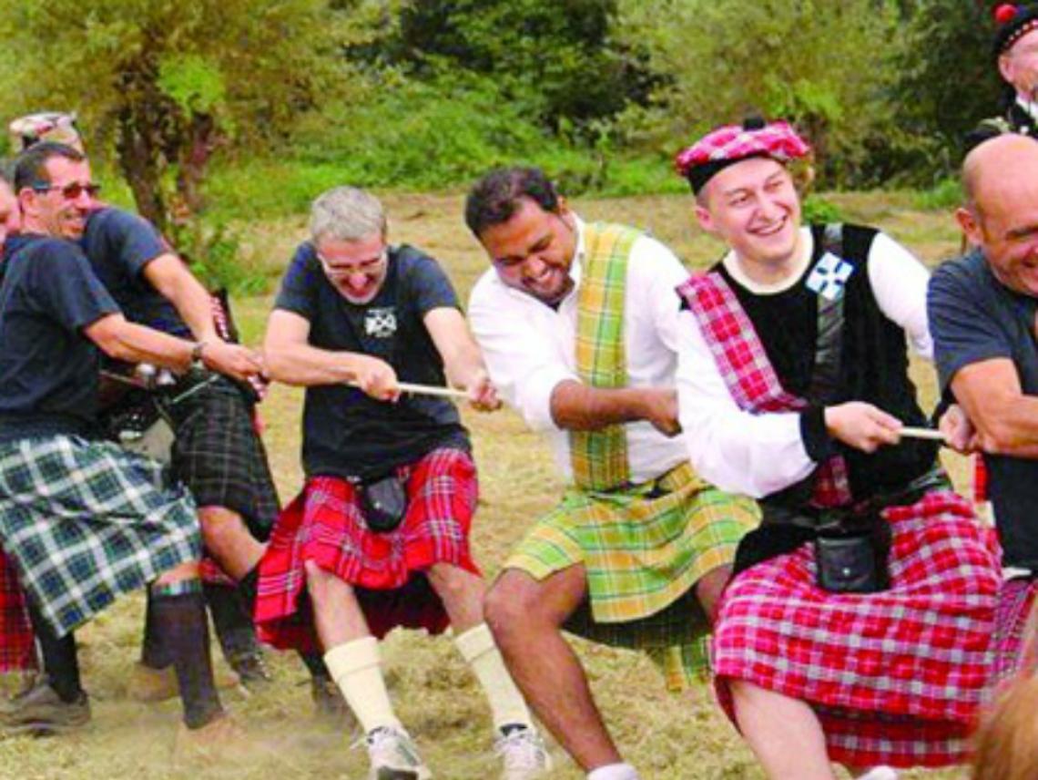 I clan scozzesi si sfidano<br/>sul prato di San Damiano