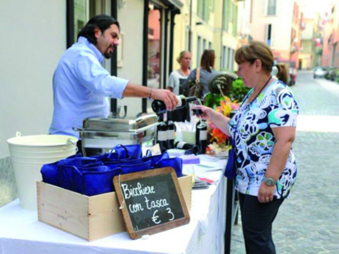 In centro con un piatto e un bicchiere<br/>E' la due giorni di Wine Street Tasting