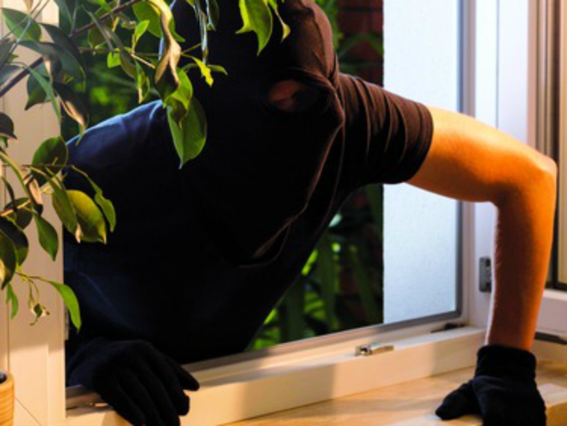 Quattro persone in casa<br/>e i ladri al piano di sopra