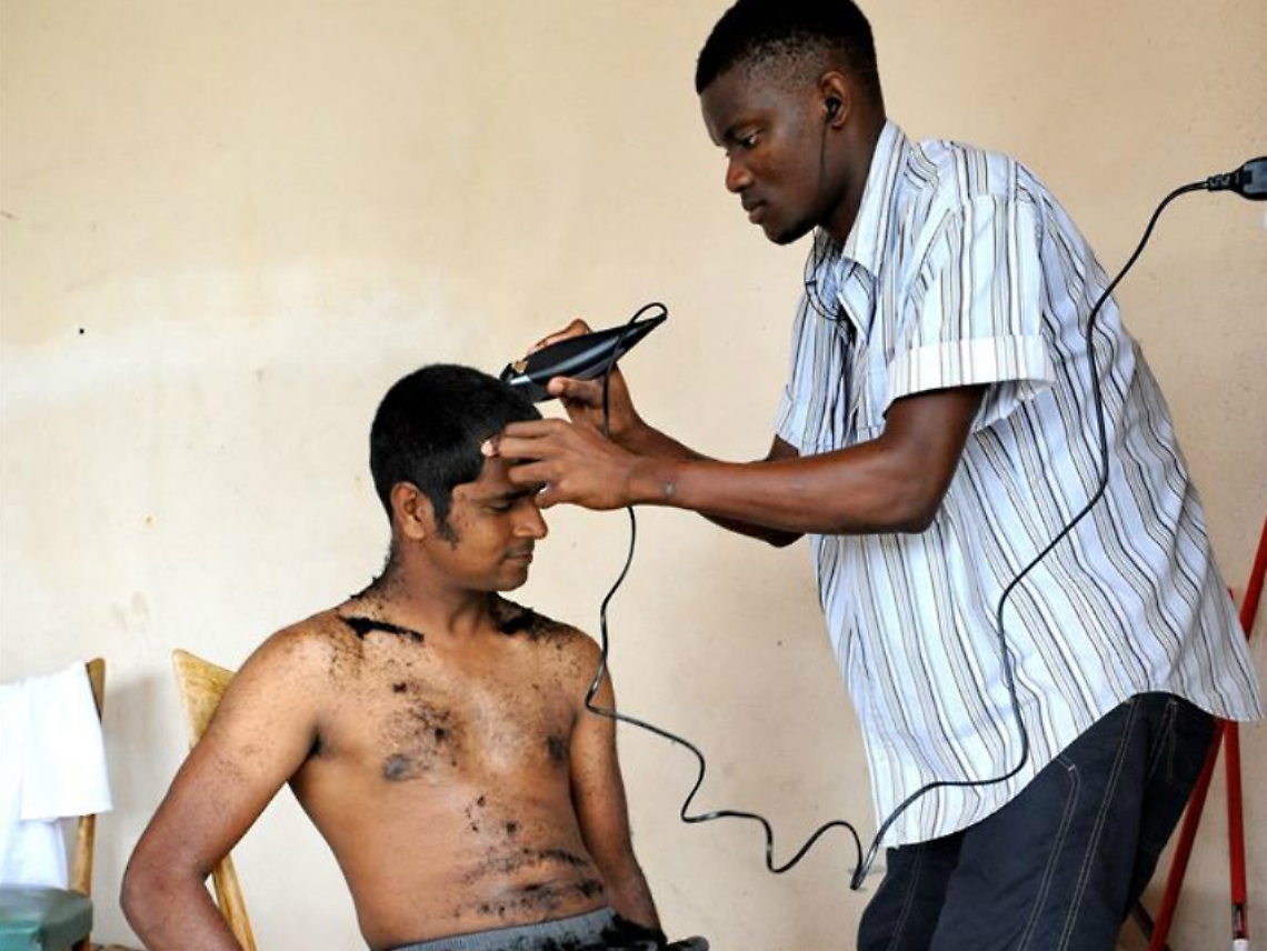 Tendopoli per profughi<br/>alla ex caserma di Annone