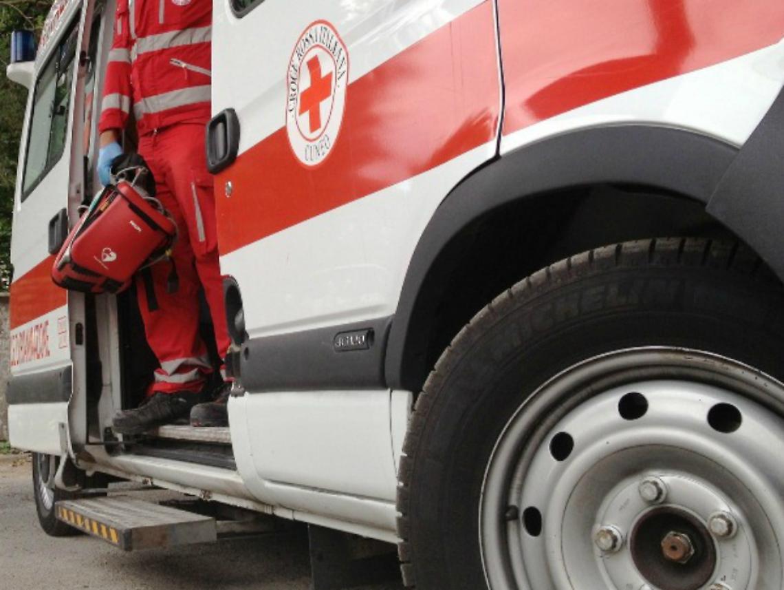 Giovane donna in attacco cardiaco<br/>aspetta lambulanza per unora