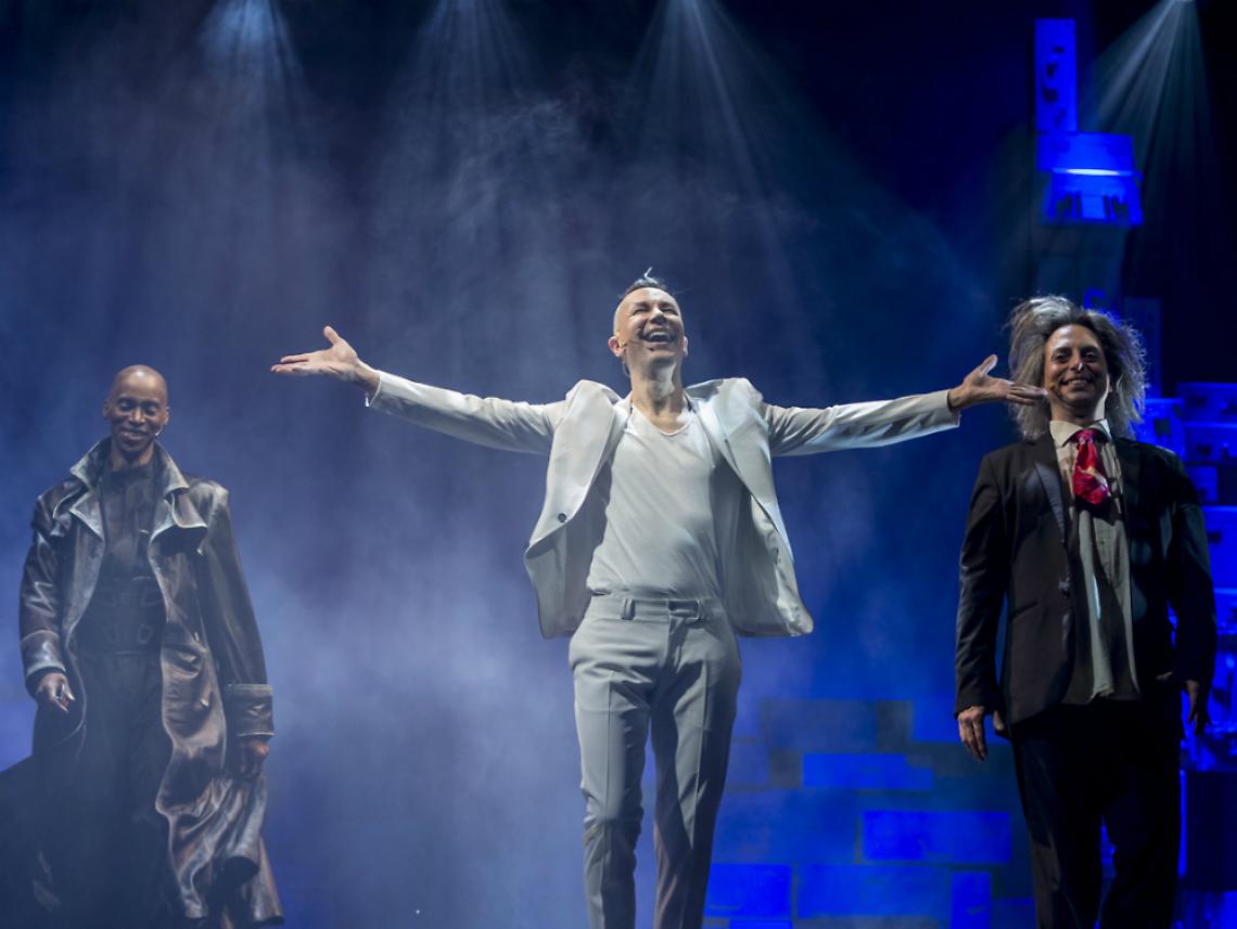 Il pubblico sale sul palco<br/>per il giro del mondo con Brachetti