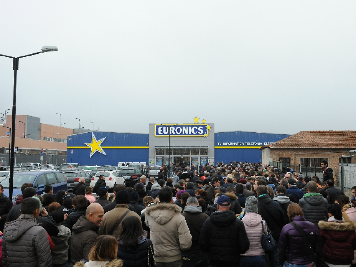 Apre Euronics in corso Alessandria:<br/>folla oceanica per il "sottocosto"