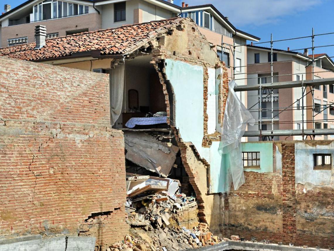 Corso Casale, crolla il muro di un'abitazione