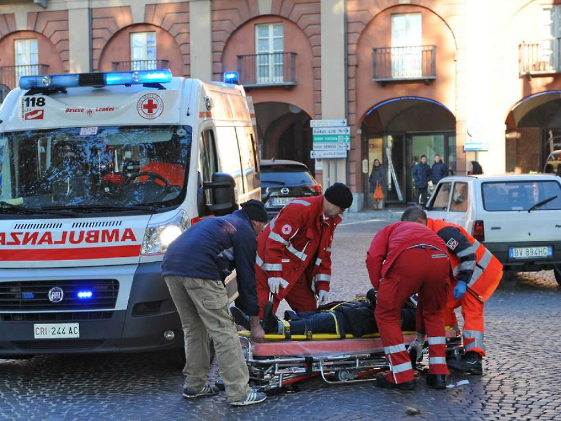 Donna investita da auto<br/>su strisce pedonali in piazza Alfieri