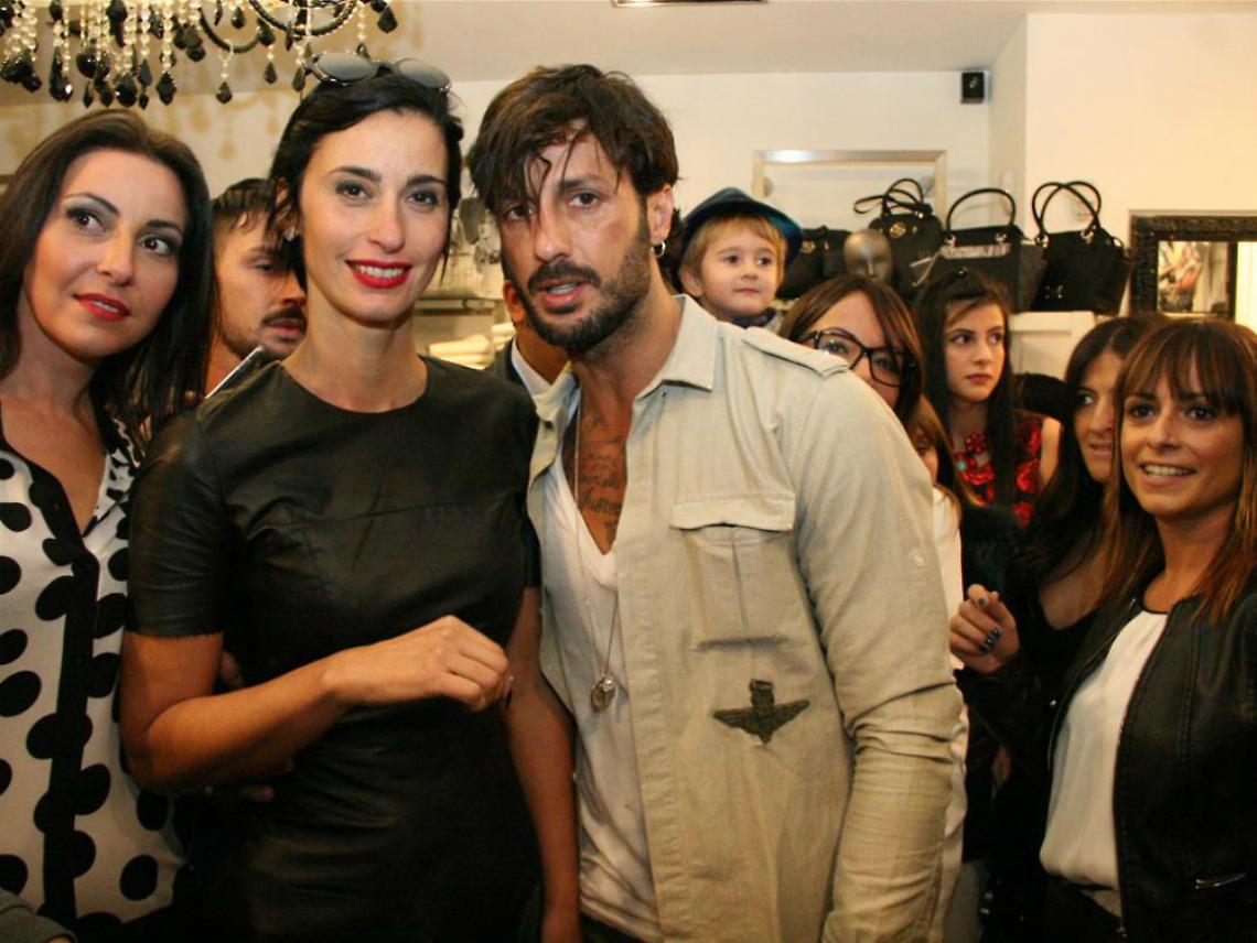 Fabrizio Corona visita boutique ad Asti,<br/>fan in coda per una foto