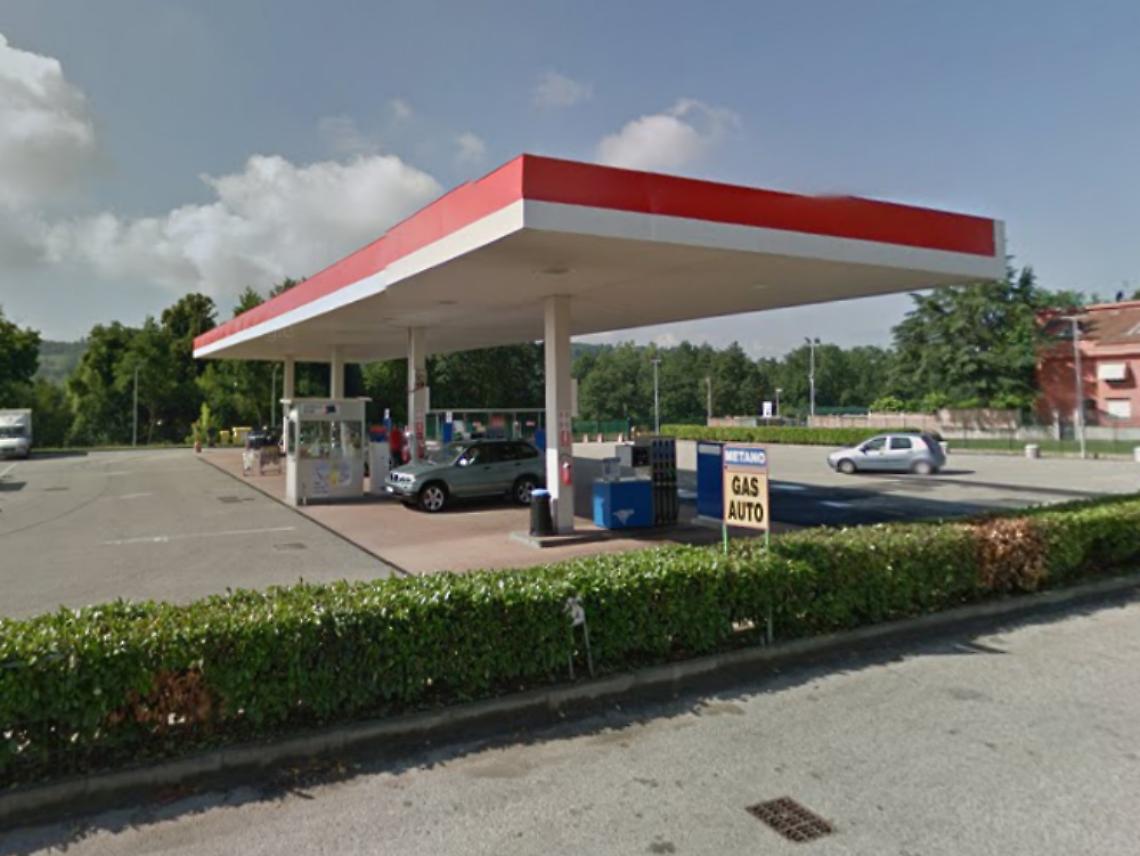 Tagliano con il flessibile la colonnina<br/>self service e scappano con 700 euro