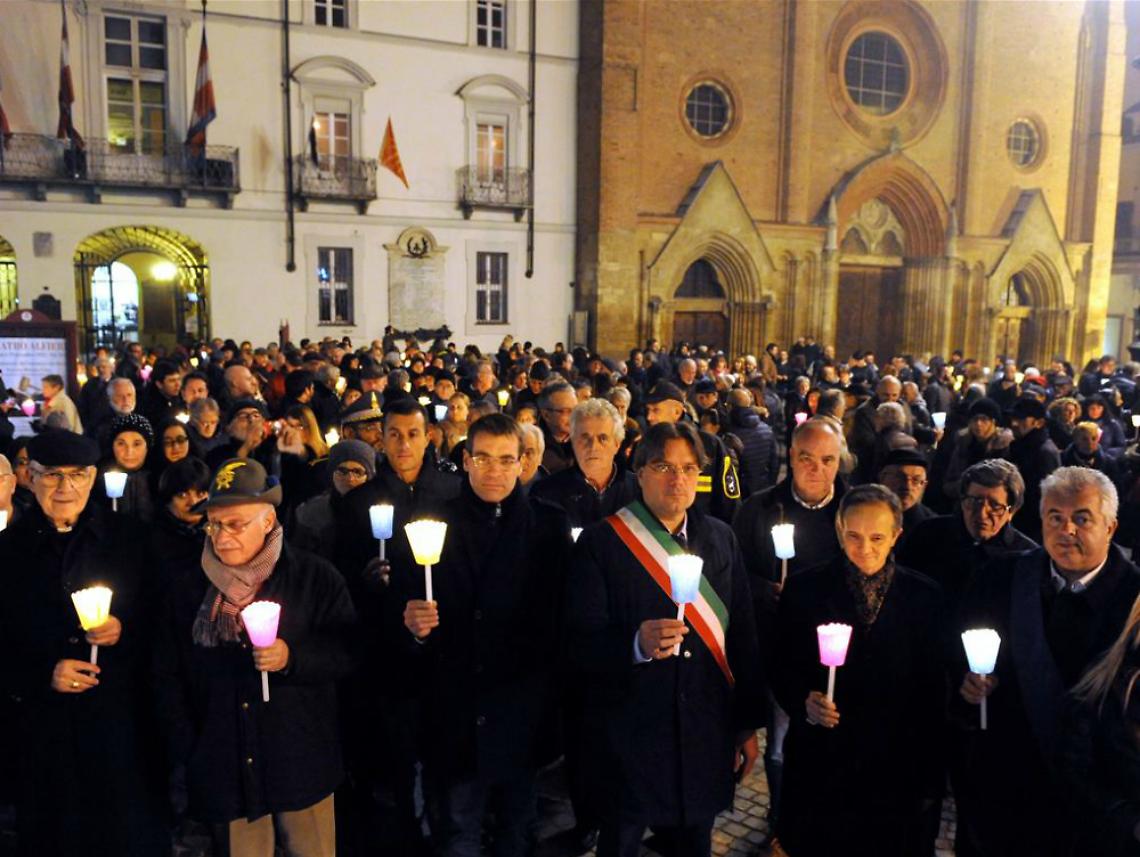 Una fiaccolata di solidariet&agrave;<br/>in nome del popolo francese
