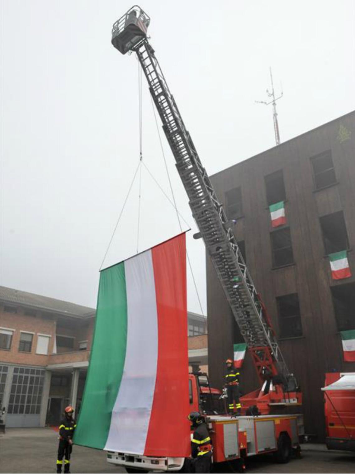 Antenne per la banda larga<br/>sul castello dei Vigili del Fuoco
