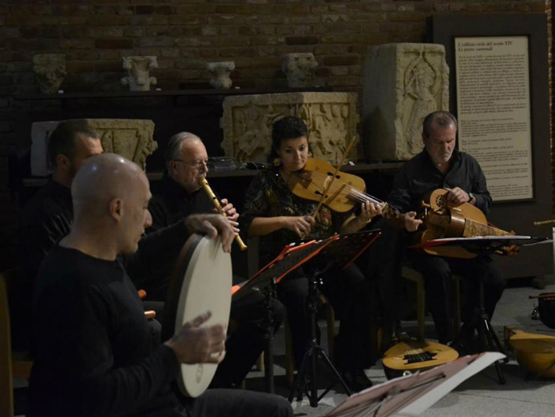 Con La Ghironda musiche<br/>e canti tra XII e XIV Secolo