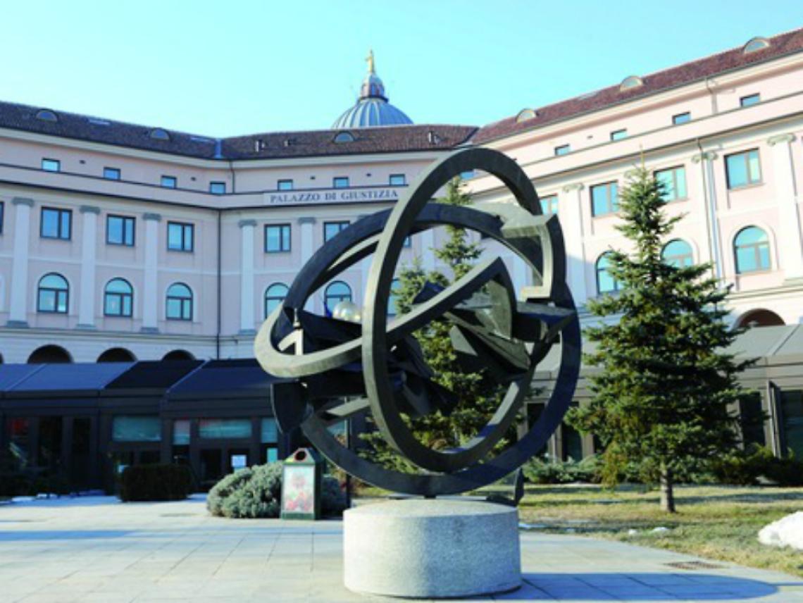 Entra in tribunale con tre<br/>coltelli a serramanico: fermato