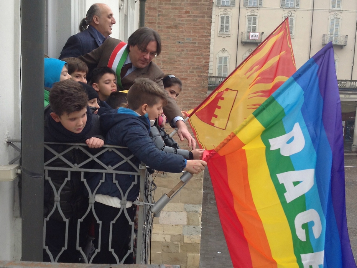 Sul Municipio di Asti sventola<br/>una nuova bandiera della pace