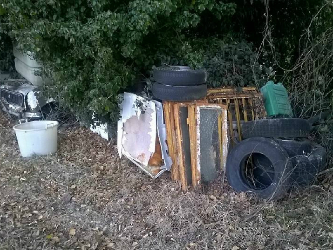 Anche stufe e divani tra i rifiuti<br/>abbandonati nei boschi di Mongardino