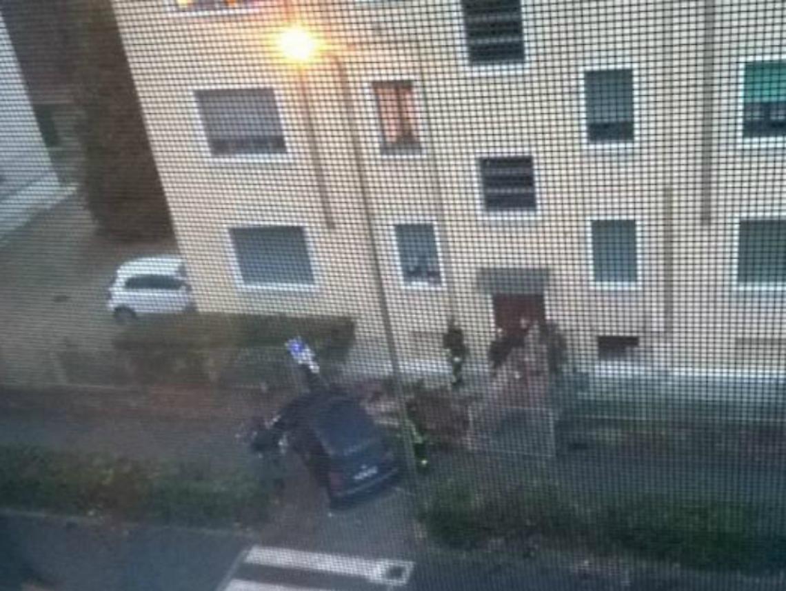 Auto si schianta contro un palazzo<br/>in viale Partigiani, nessun ferito