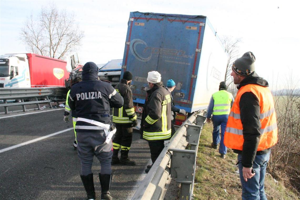 Fermo per un guasto, poi lo schianto<br/>Cos&igrave; ha perso la vita il camionista
