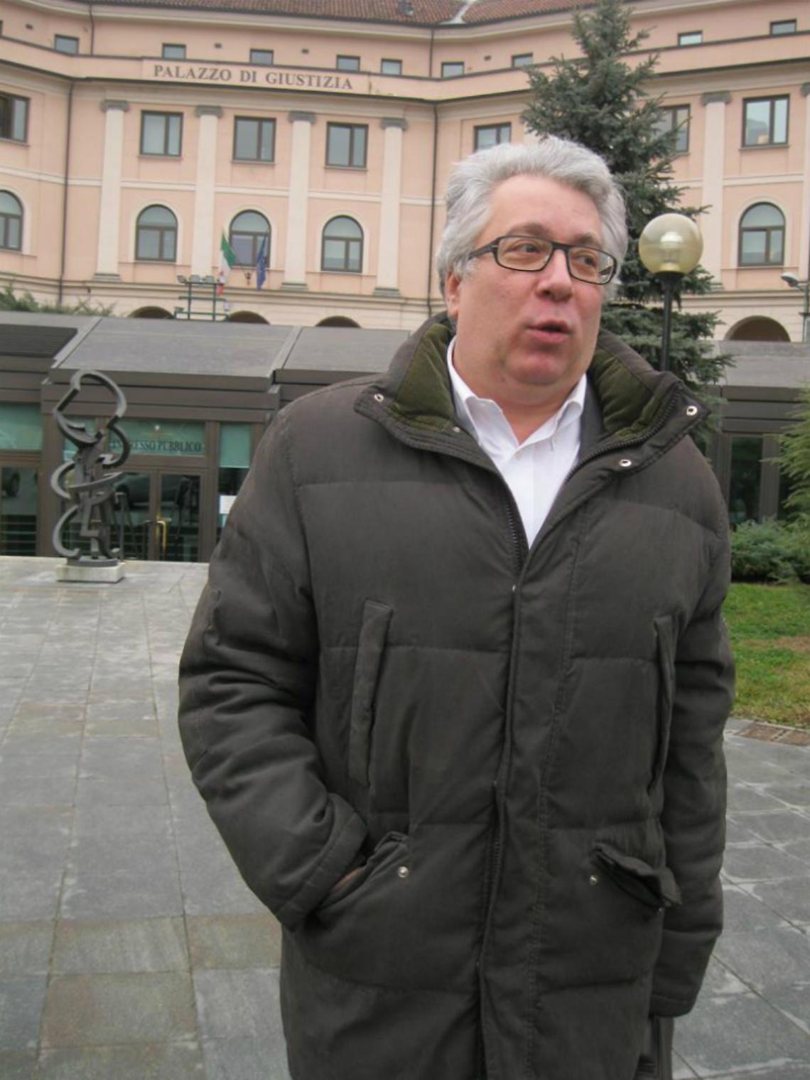 Folletto piange davanti alle foto dei figli, la famiglia Fassi non va in aula